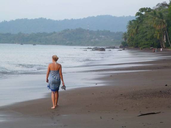 Caminhando em praia de Bahía Drake, na Península de Osa, no sul da Costa Rica